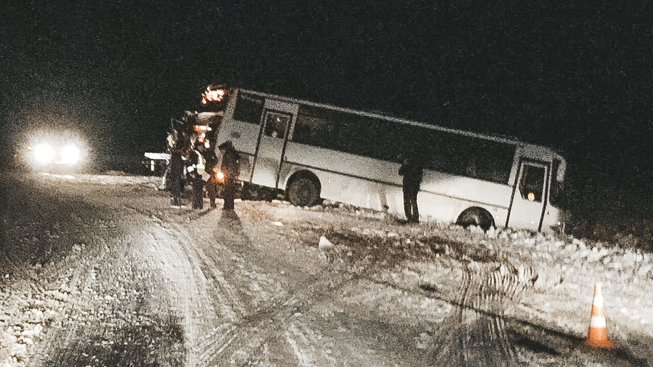 Рейсовый автобус столкнулся с легковушкой на трассе в Чувашии
