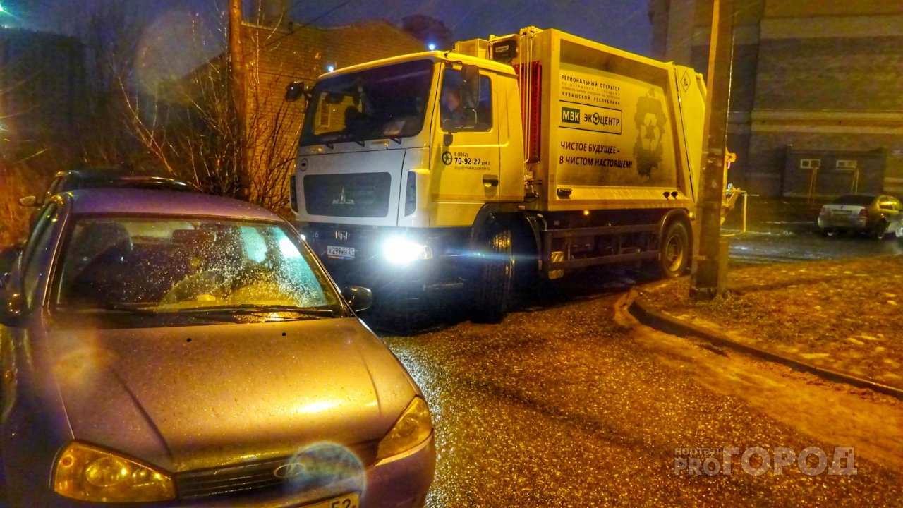 Водители мусоровозов Чувашии показывают высшее мастерство, маневрируя во дворах