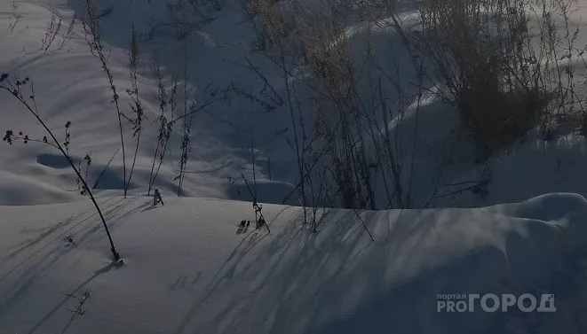 Фото к статье: В Садовом пешеходная дорога стала ледяной горкой