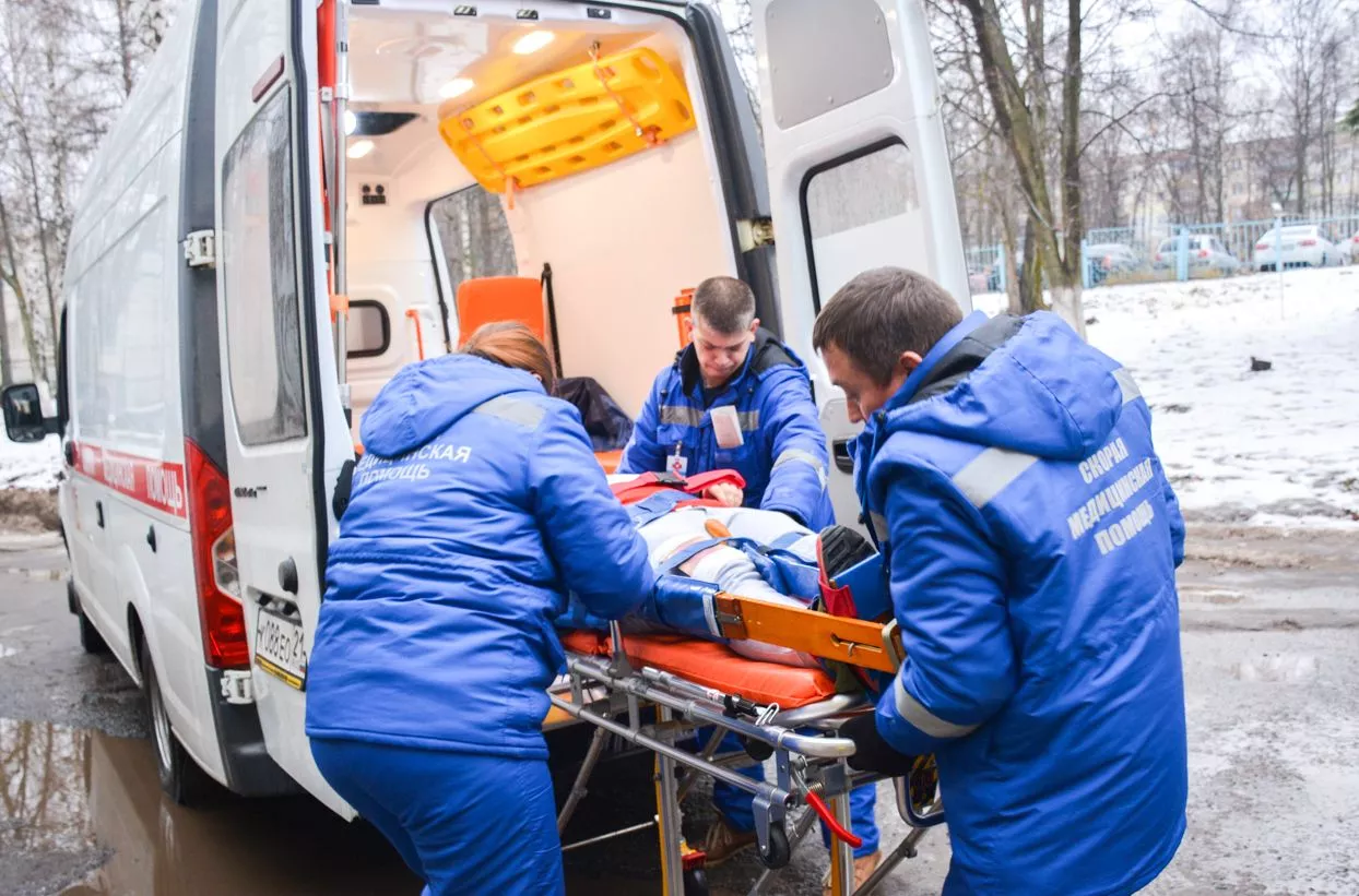Фото к статье: Медики выехали на 224 вызова к травмированным на улице жителям Чувашии