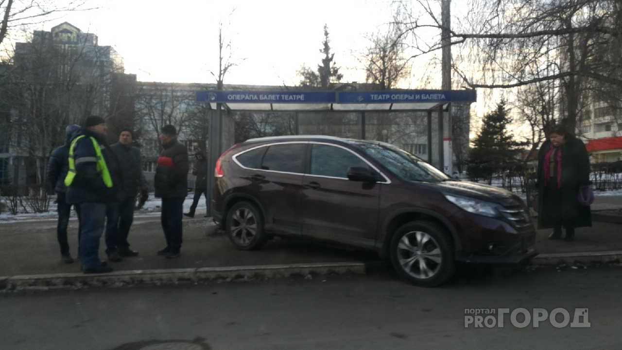 Honda вылетела на остановку на Московском проспекте