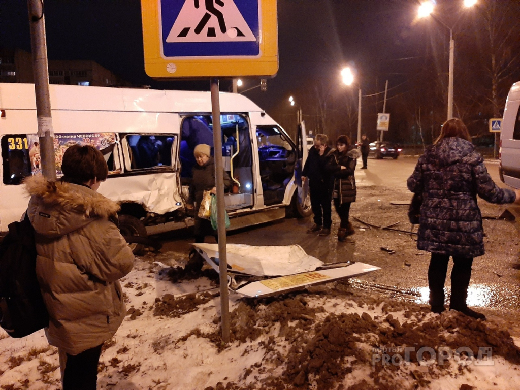 Три пассажира пострадали в Новочебоксарске из-за маршрутчика, который проехал на красный