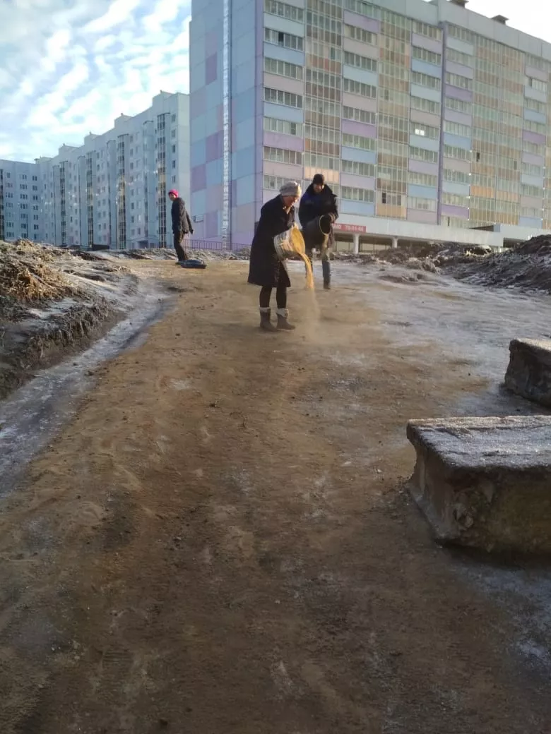 Фото к статье: Дорогу через овраг в Садовом засыпали песком: "Она стала напоминать пляж"
