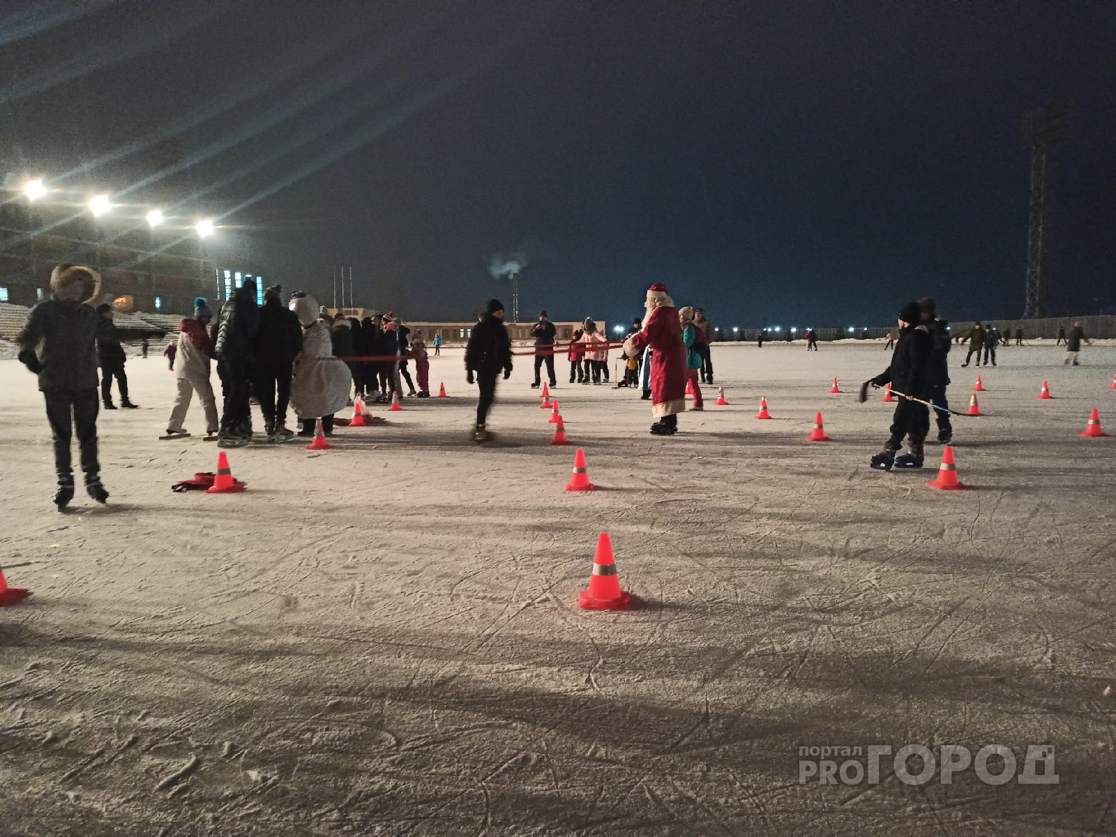 Новогодние празднования в Новочебоксарске: Дед Мороз и Снеговик на льду