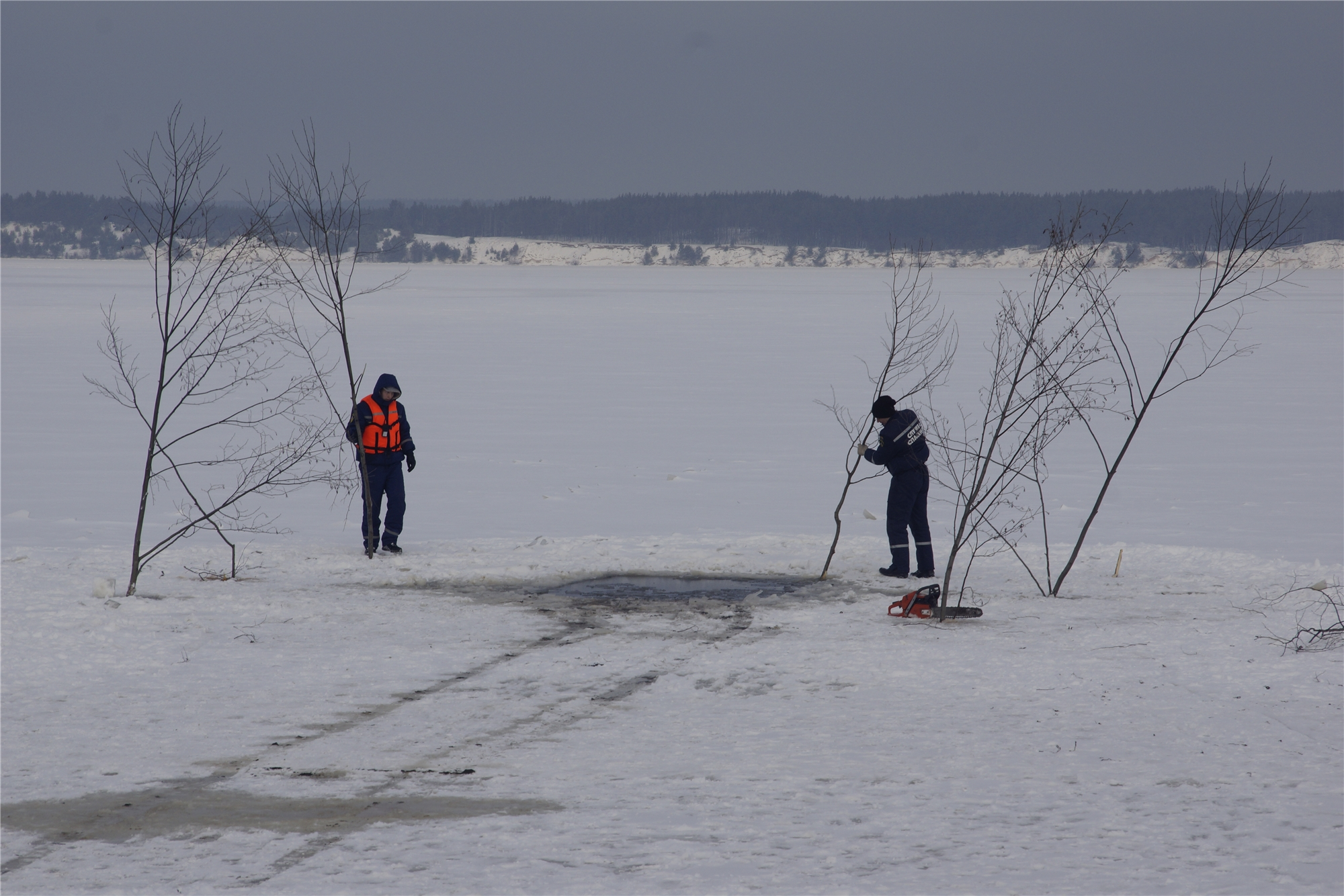 Рыбака унесло течением под лед: "Найти тело удастся только весной"