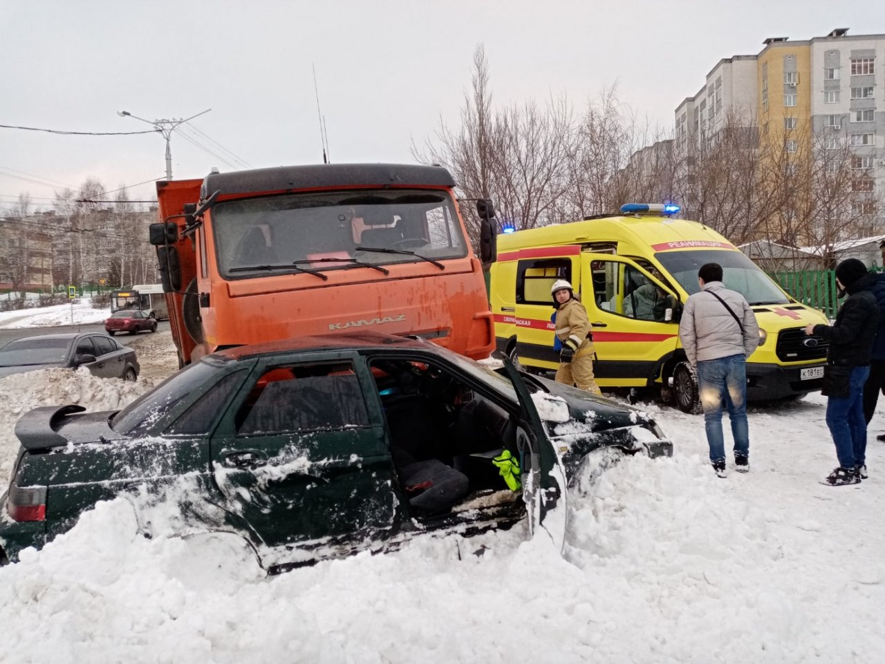 В Новоюжном районе Lada влетела в КамАЗ: "Пытались вытащить водителя, дверь заклинило"