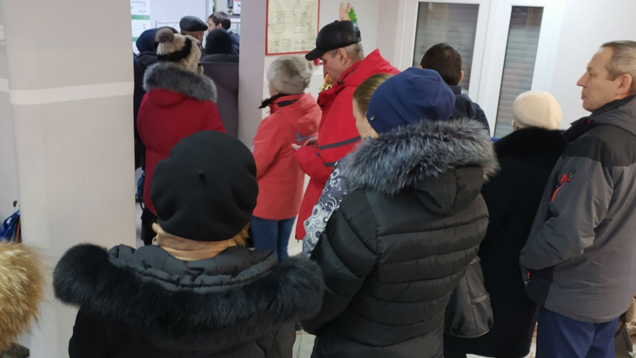 Толпа безработных ошибочно направилась в центр занятости за пособием в 10 тысяч рублей