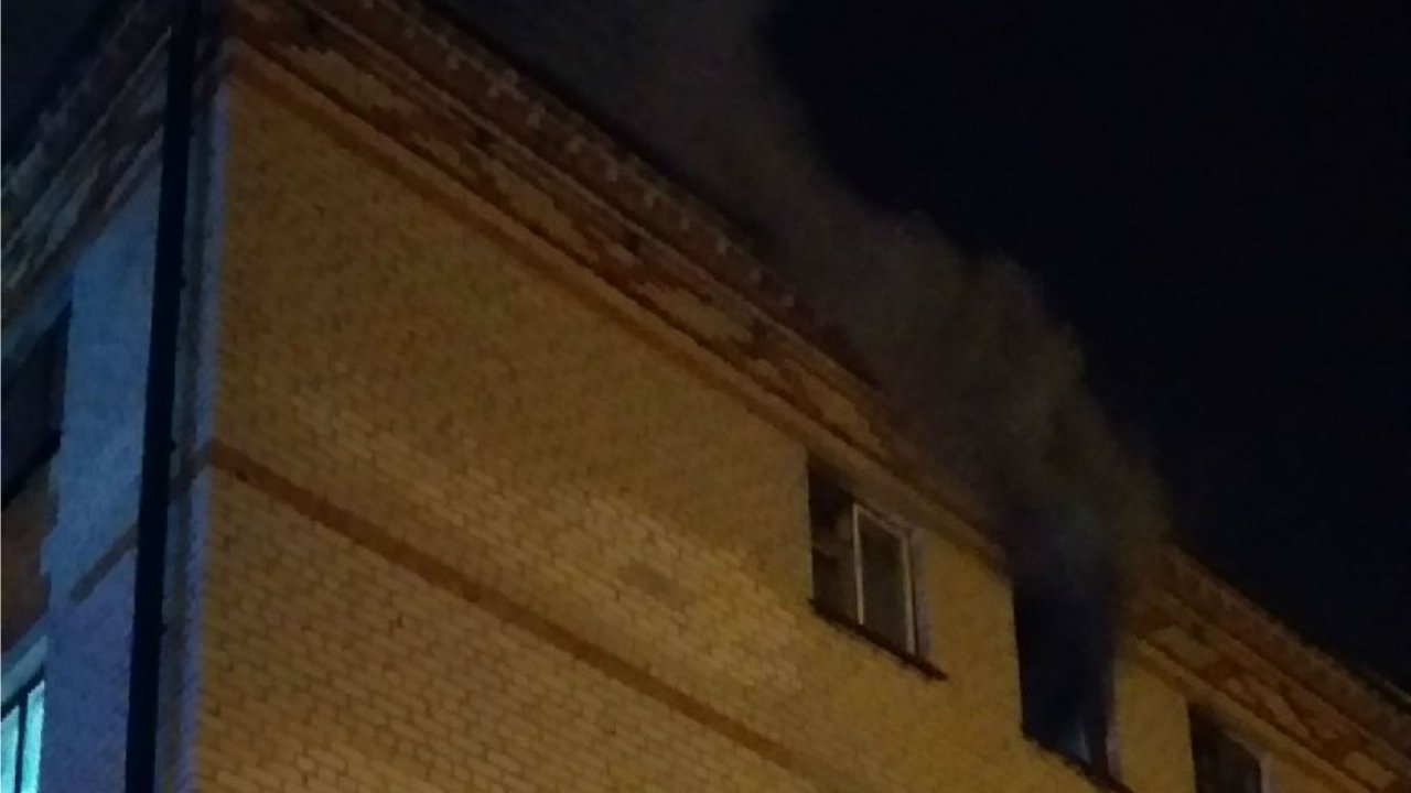 В центре Чебоксар горит здание общежития