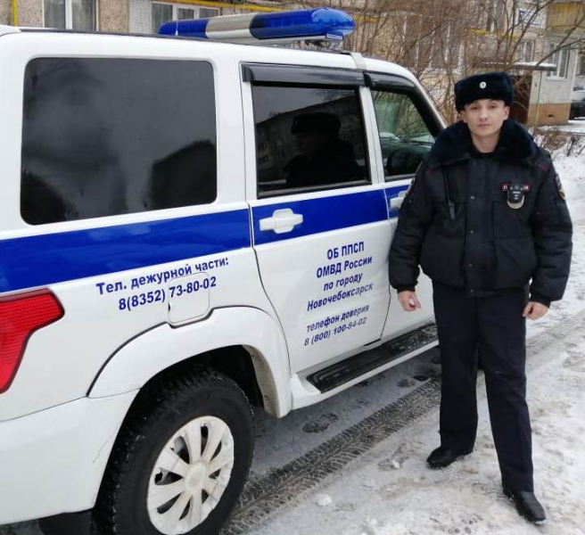 В Новочебоксарске полицейский вытащил из задымленной квартиры мужчину
