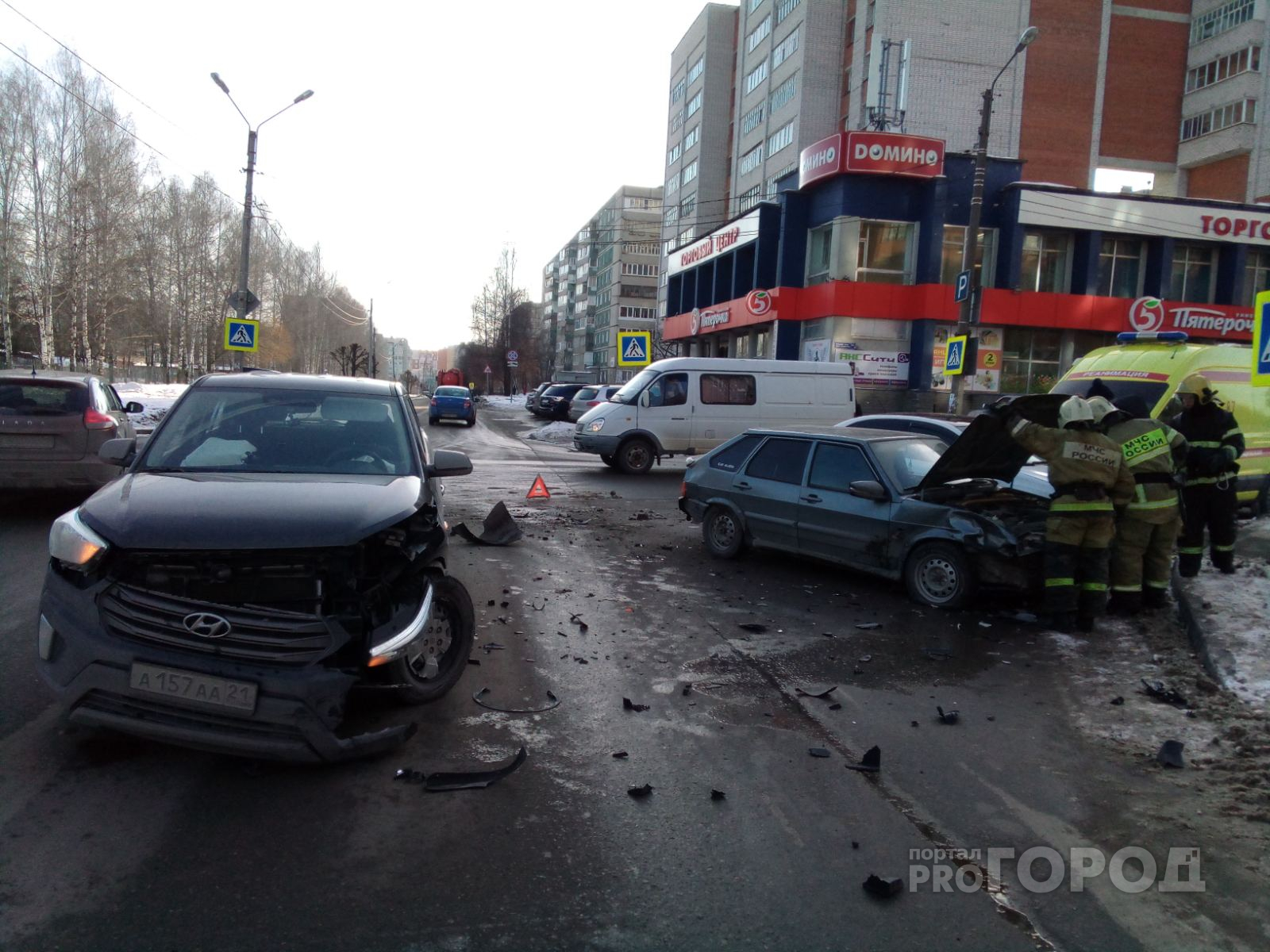 Hyundai и "четырнадцатая" столкнулись на перекрестке в Чебоксарах, есть пострадавший