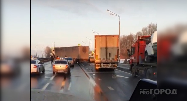 В Моргаушском районе образовалась пробка после массового столкновения грузовиков