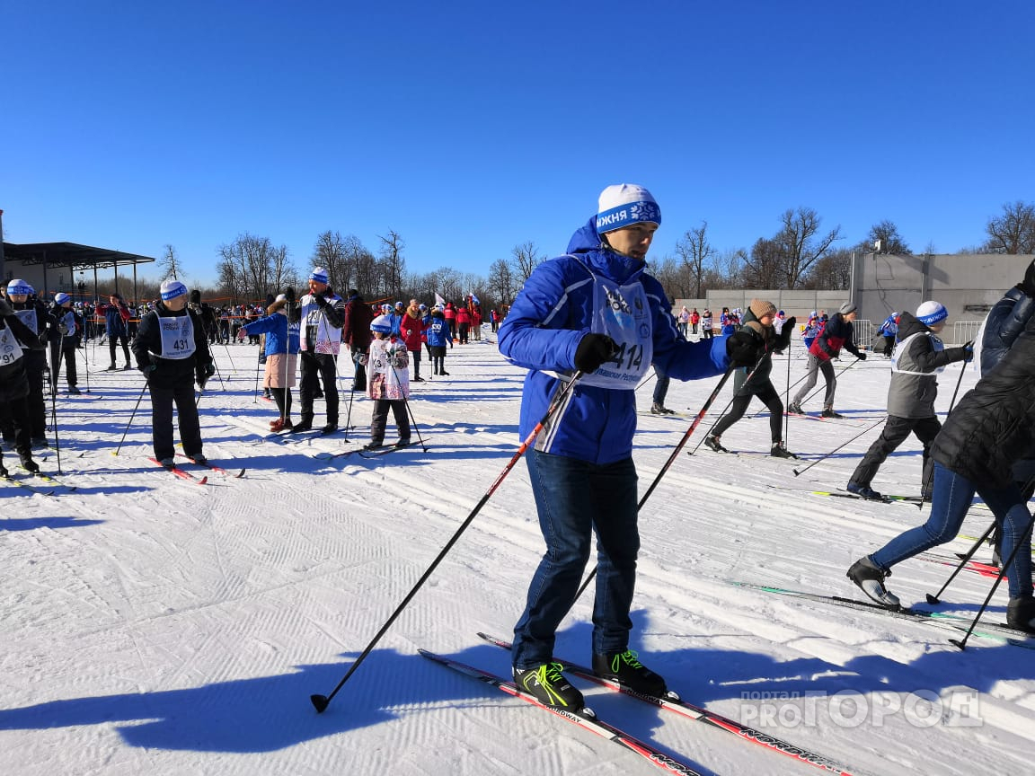 Тысячи человек пришли на "Лыжню России", несмотря на недостаток снега и отсутствие парковки