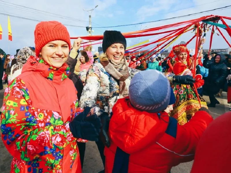 Фото к статье: Масленица в Чебоксарах: фестиваль частушек, блинная карусель, перетягивание автомобиля