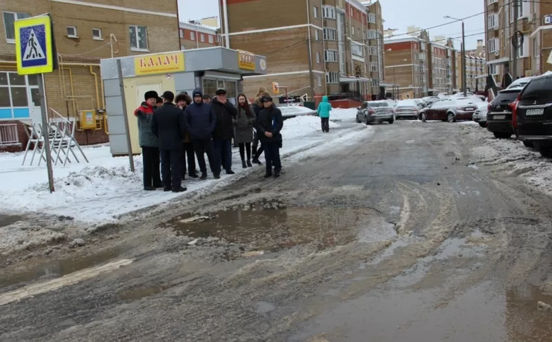Фото к статье: В Новом Городе чиновники прогулялись по улицам, чтобы отыскать проблемные места