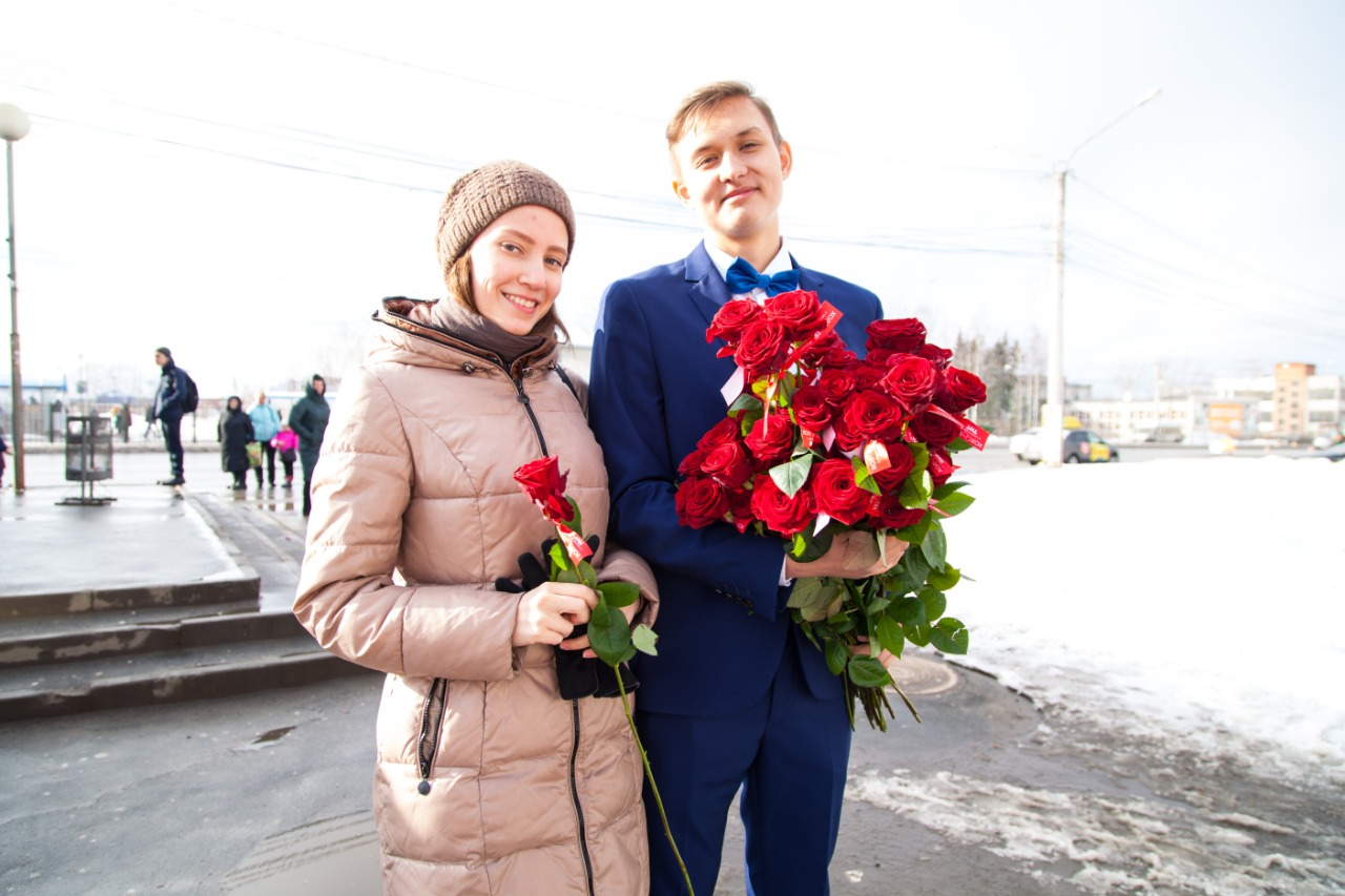 Красные розы дарили чебоксаркам на улице к старту шоу «Холостяк» на ТНТ