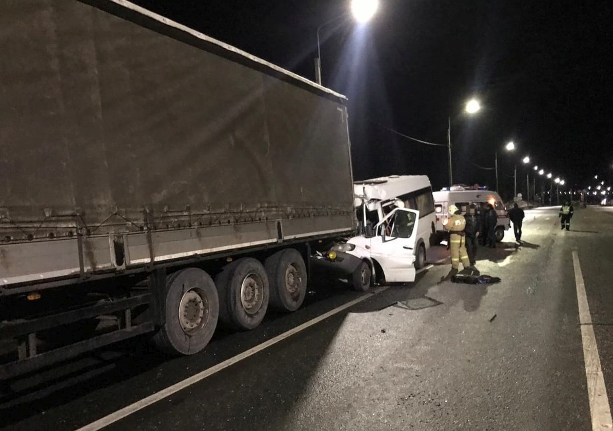Автобус из Чувашии врезался в грузовик: 14 пострадали, 1 погиб