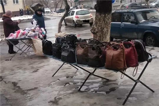 Фото к статье: Штрафы не отпугивают чебоксарцев от торговли посреди улицы