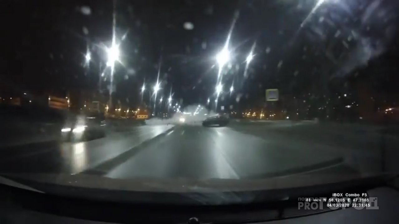 Видео момента ДТП в Садовом: "Шкоду" нарушителя закружило