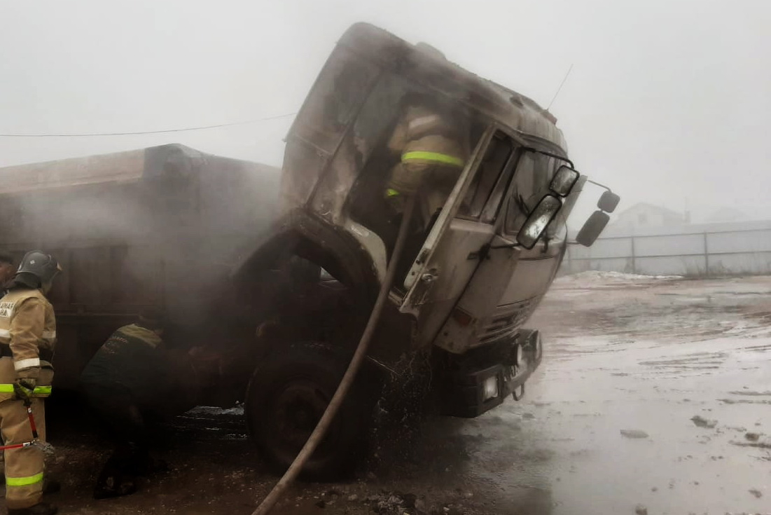 В Батыревском районе загорелся грузовик с зерном
