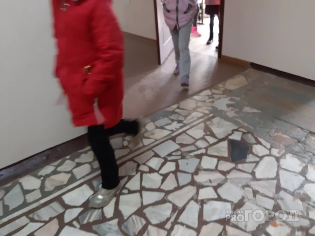 Фото к статье: Школьницу после жалобы переведут на индивидуальное обучение