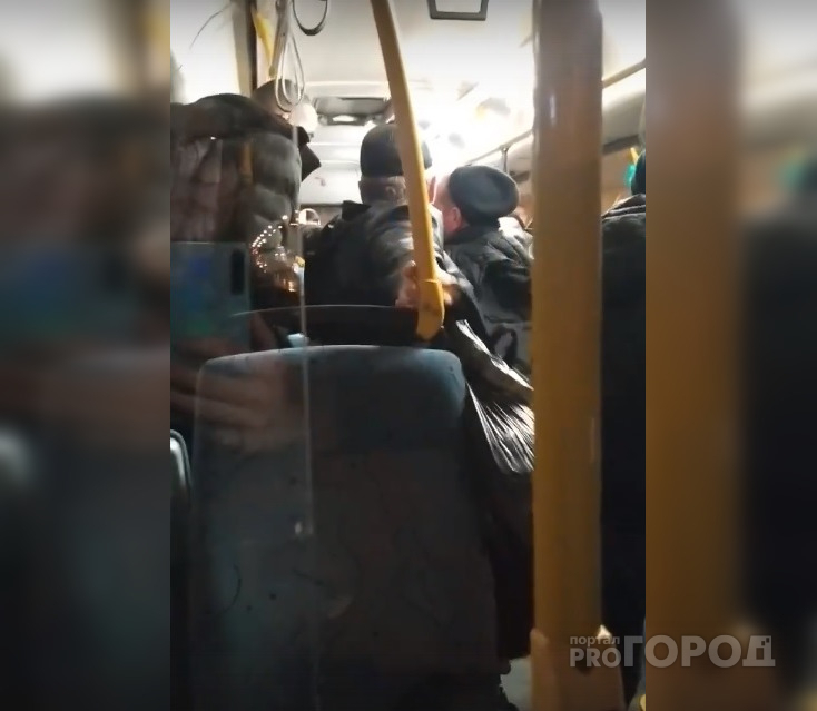 Двое мужчин подрались в чебоксарском автобусе: "Я тебе руки переломаю"