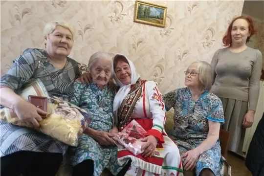 Фото к статье: Новочебоксарке исполнилось 102 года: "Непростым физическим трудом приближала победу в войне"