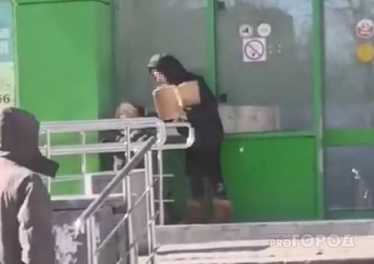 Фото к статье: В Чебоксарах участились случаи попрошайничества: "Ходят с детьми, которые в это время должны быть в школе"