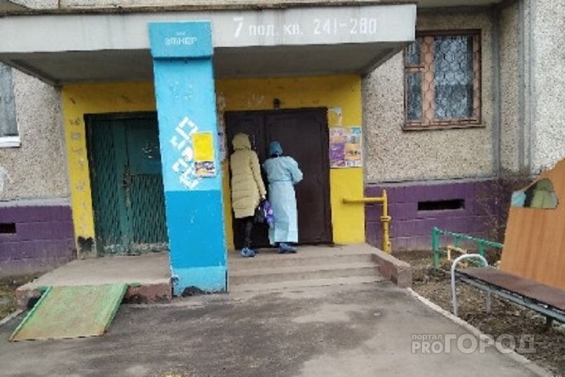 В Чебоксарах участковые врачи ходят по домам в специальных халатах