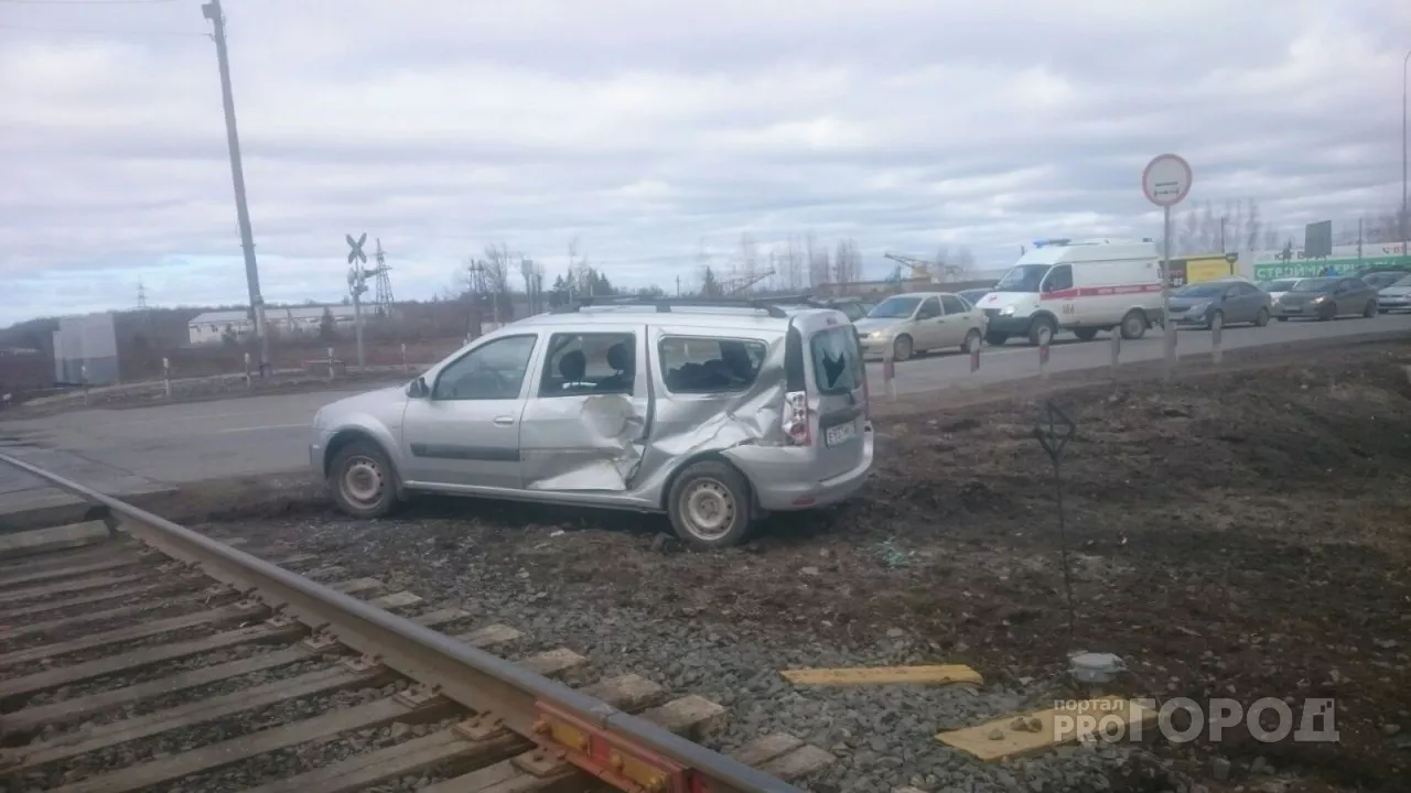Фото к статье: Водитель хотел проскочить на красный, но попал под тепловоз
