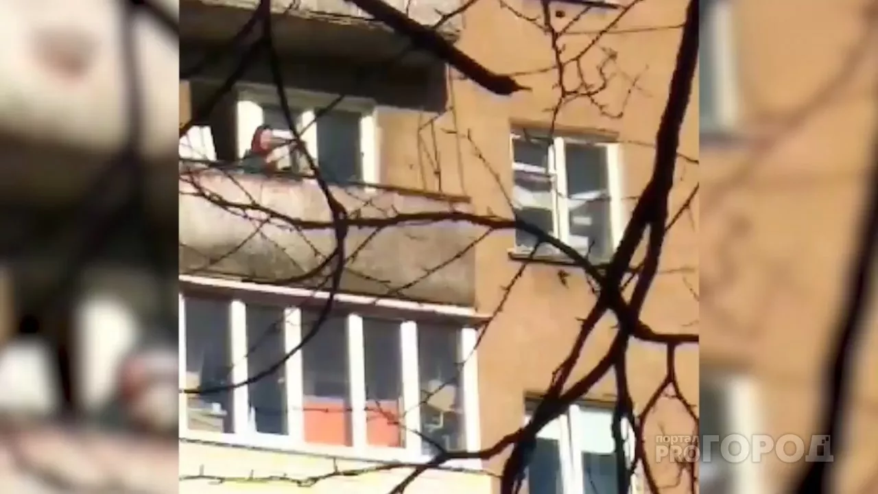 Фото к статье: Бабушка на карантине поет песни на балконе в Чебоксарах, как в Италии