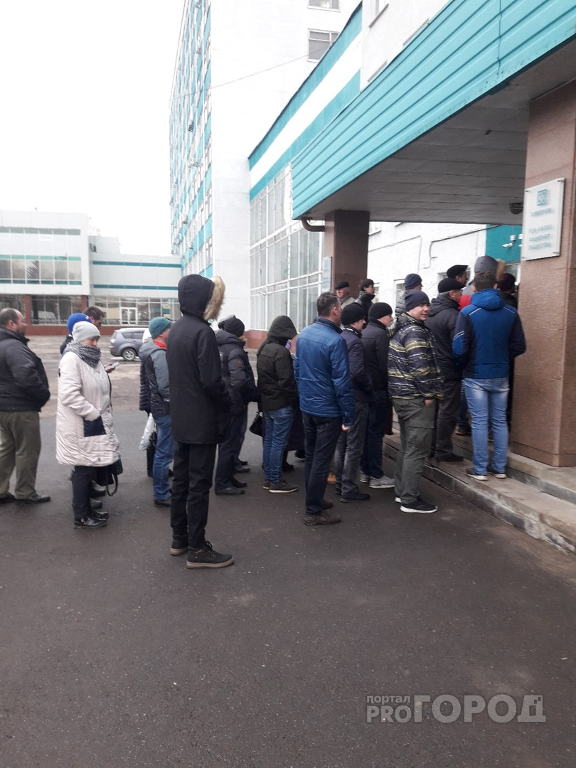 Очереди на проходной "Химпрома" решат смещением рабочих смен и открытыми дверями