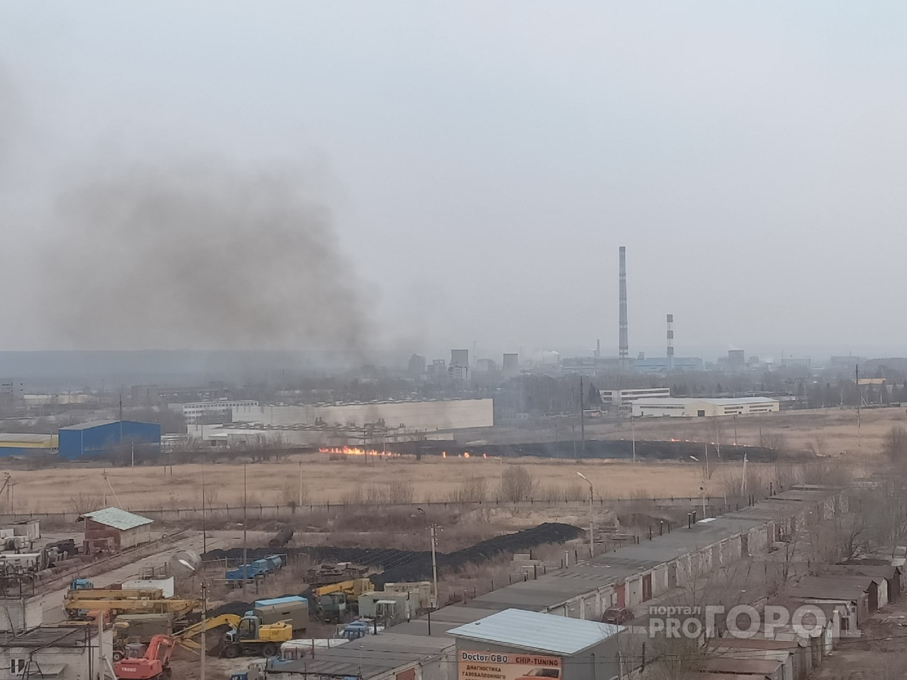 Огонь охватил траву в районе завода в Новочебоксарске