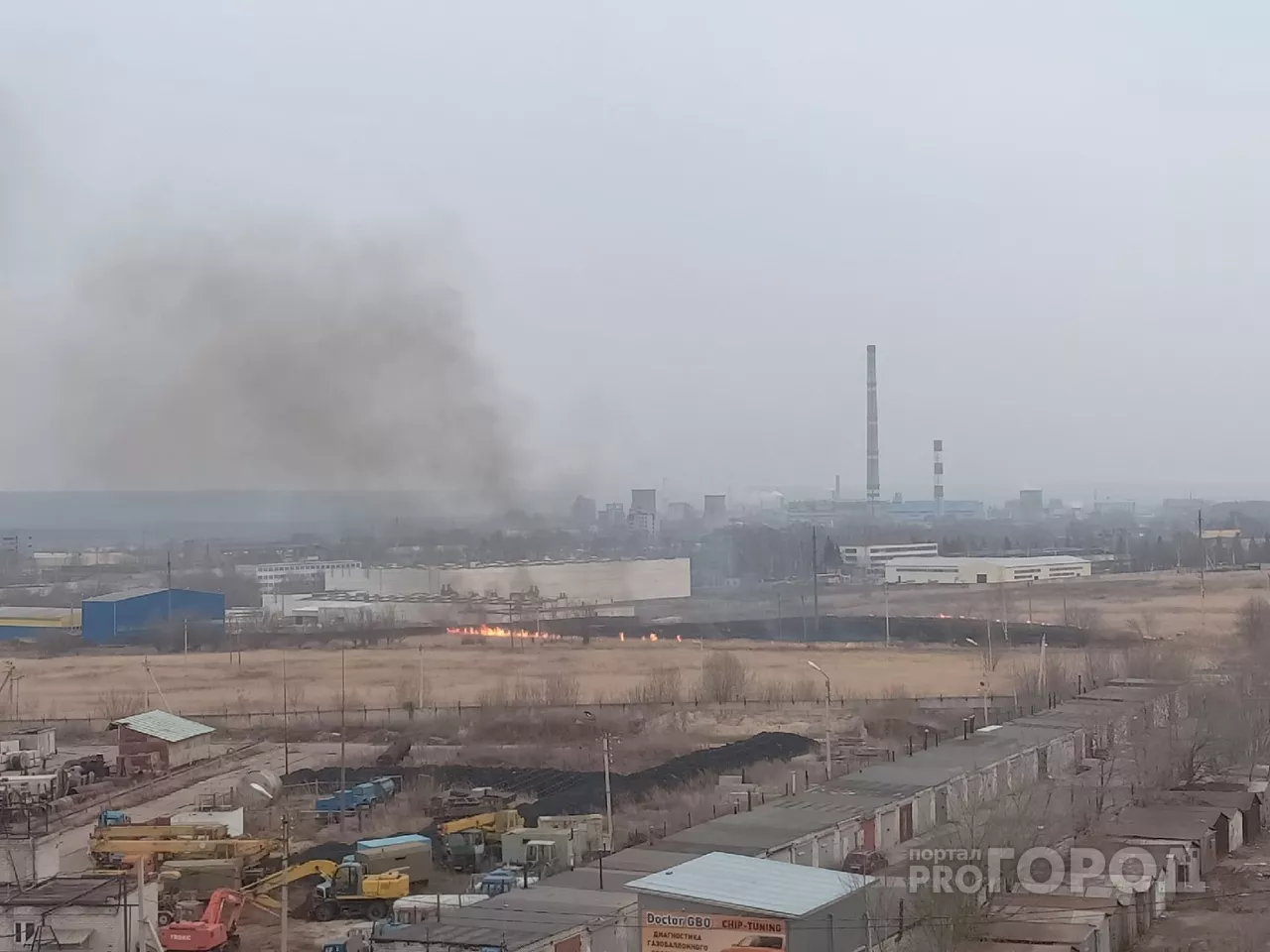 Фото к статье: Огонь охватил траву в районе завода в Новочебоксарске