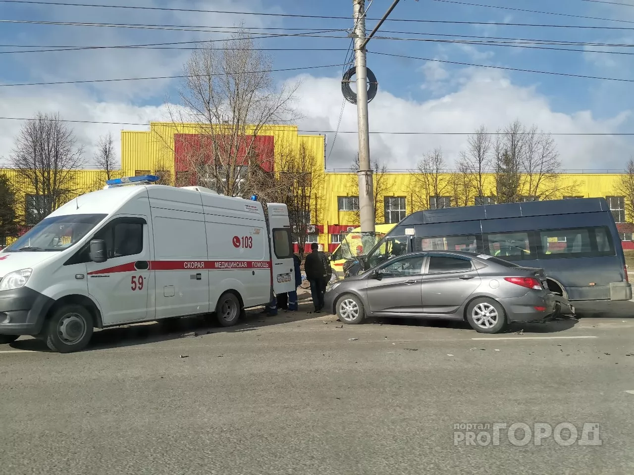 Фото к статье: Маршрутка с пассажирами влетела в столб на Тракторостроителей, есть пострадавшие