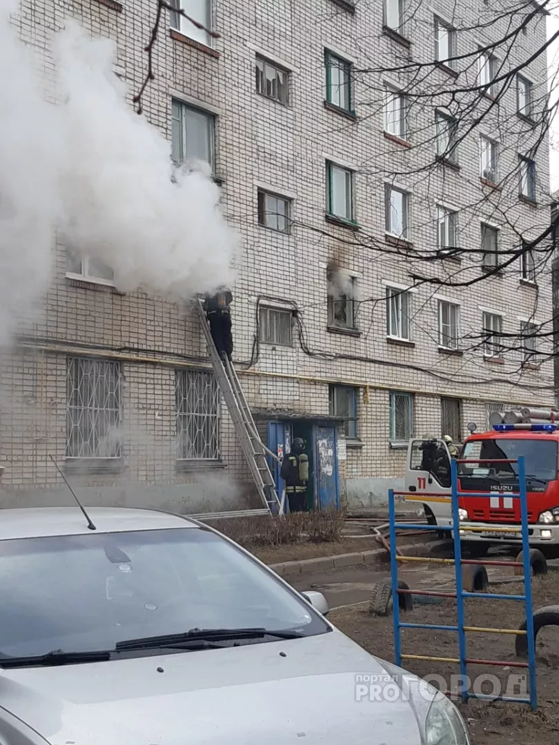 Фото к статье: В Новочебоксарске горит общежитие