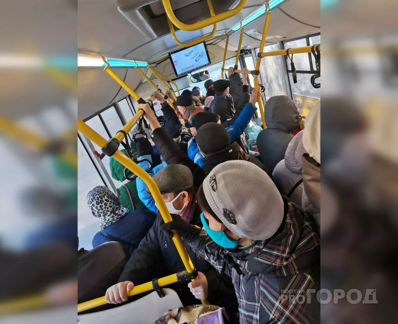 Фото к статье: Автобусы Чебоксар переполнены даже в период самоизоляции