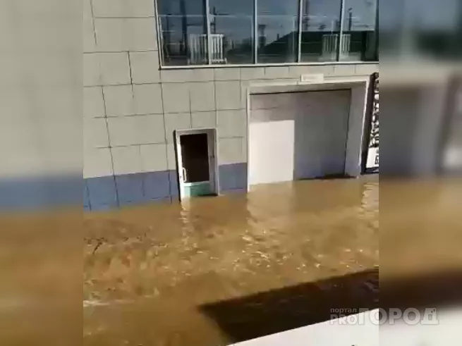 Фото к статье: Вход в автомойку на Марспосадском затопило до середины двери