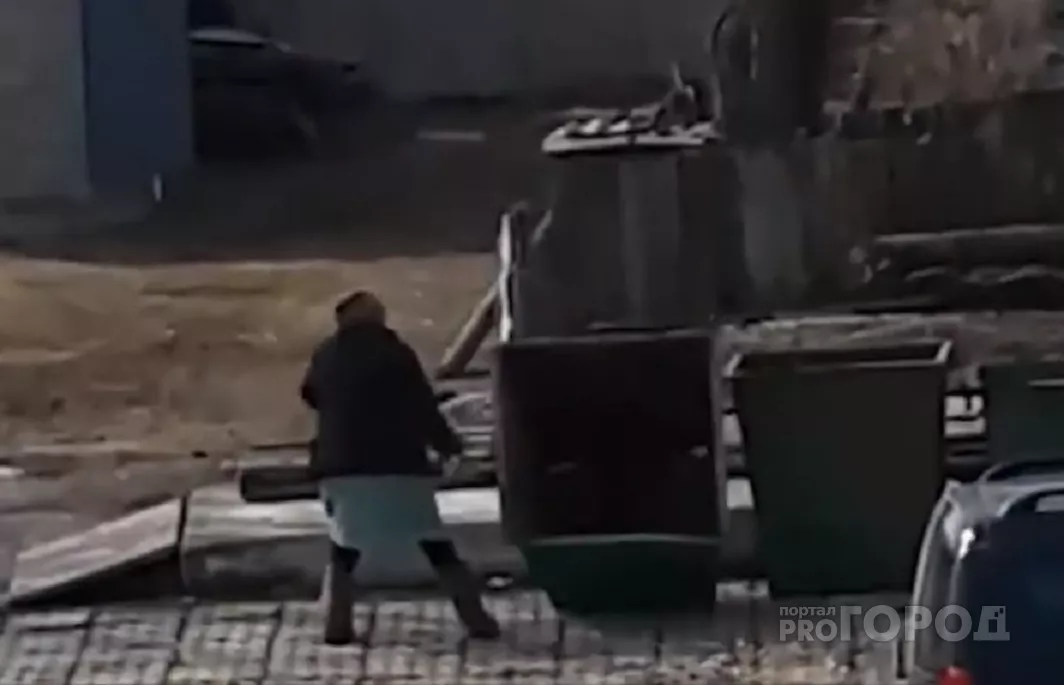 Фото к статье: Женщина объявила войну "мусорной" реформе, опрокидывая баки и разбрасывая отходы