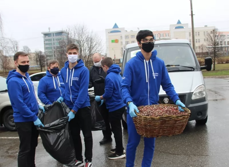 Фото к статье: Верба с доставкой: волонтеры приносят чебоксарцам веточки домой