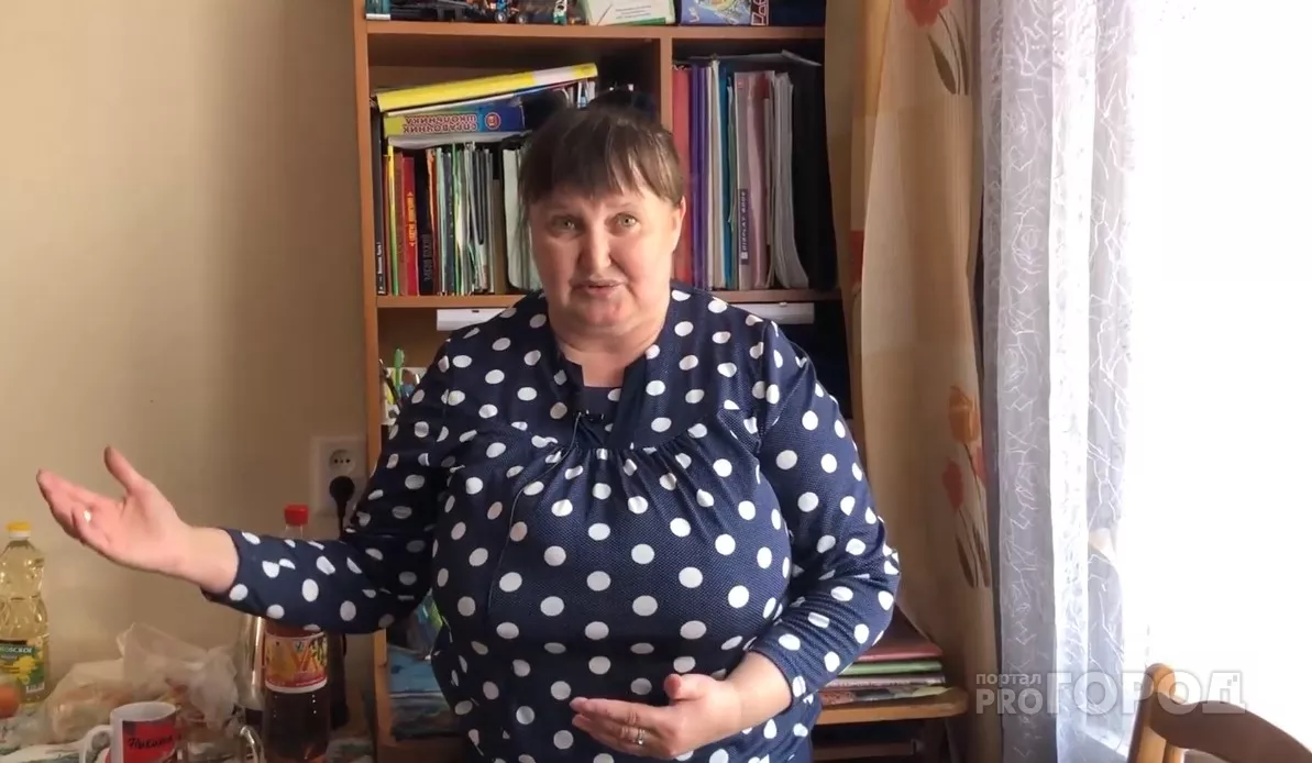 Фото к статье: Чебоксарка о дистанционном обучении: "Почему нуждающимся не раздают временно телефоны?"