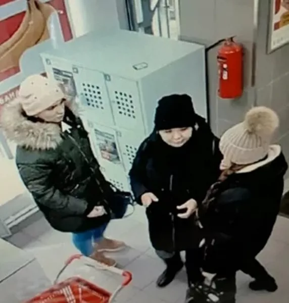 Фото к статье: Три девушки нашли карту студентки и пошли в магазины