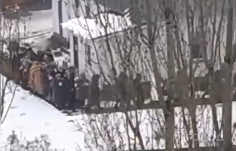 Фото к статье: В Новочебоксарске не прекратили массовые крестные ходы
