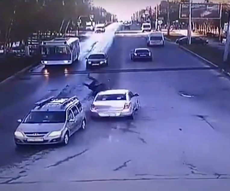 В Чебоксарах водитель такси Uber за раз сбил пешехода и подбил несколько машин