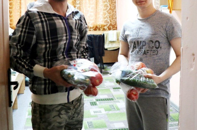 Изолированных студентов общежития подкармливают овощами