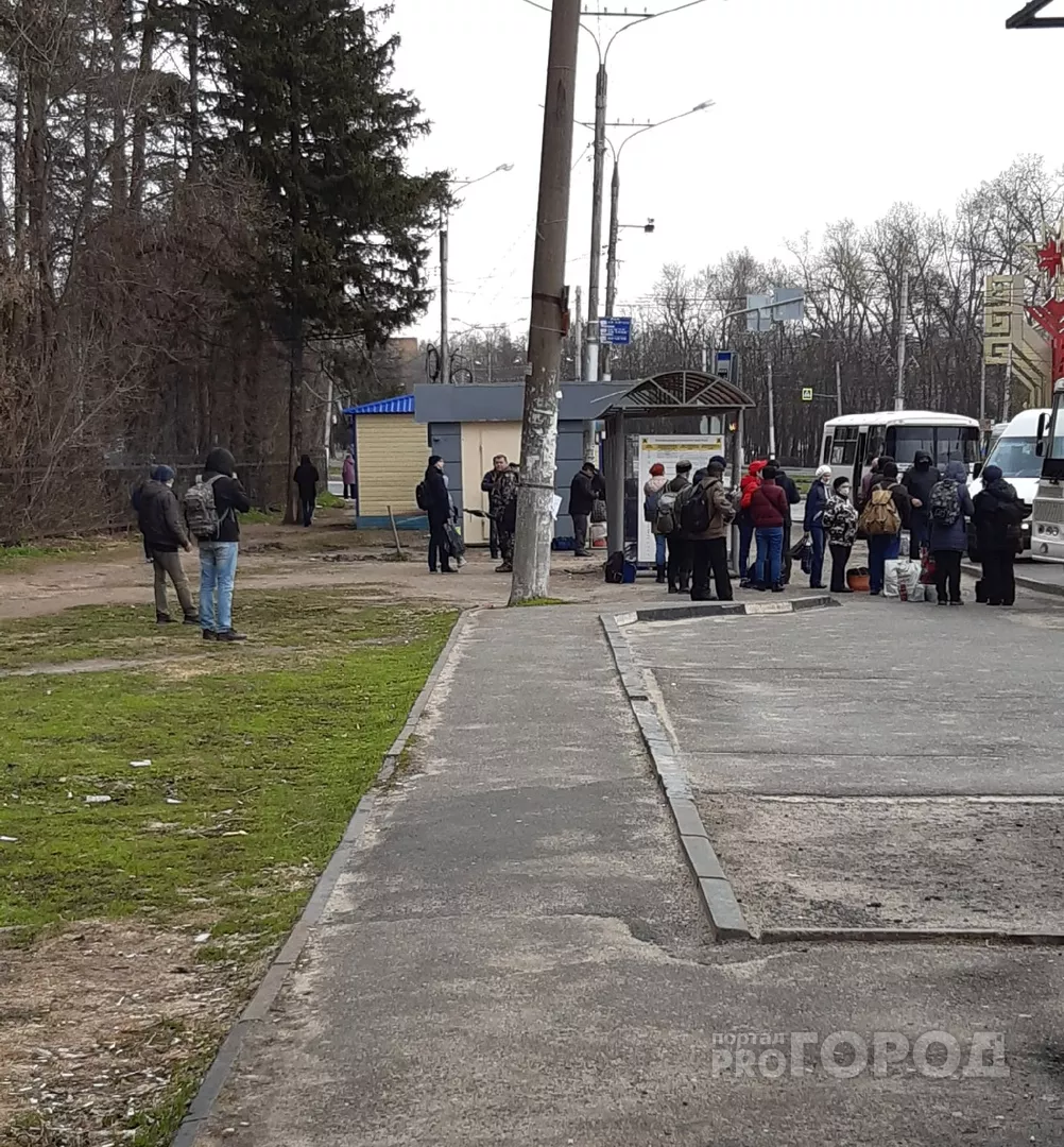 Фото к статье: У Рощи собралась толпа желающих выехать из города