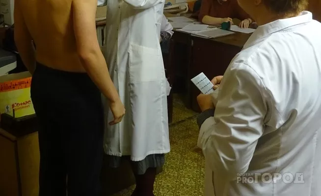 Фото к статье: В период пандемии врачи проверяют родинки местных по фотографии