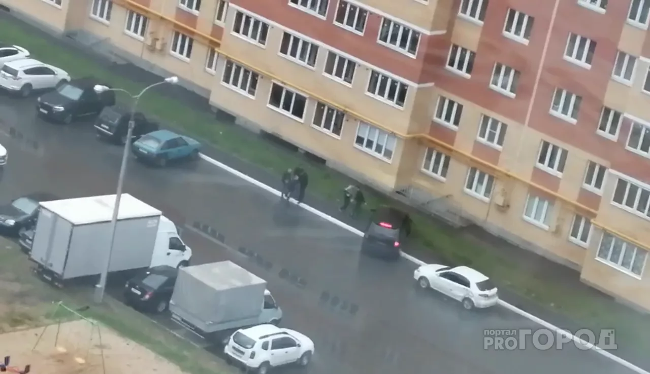 Фото к статье: Чебоксарцы около 20 раз позвонили в полицию, чтобы разогнать шумную компанию во дворе