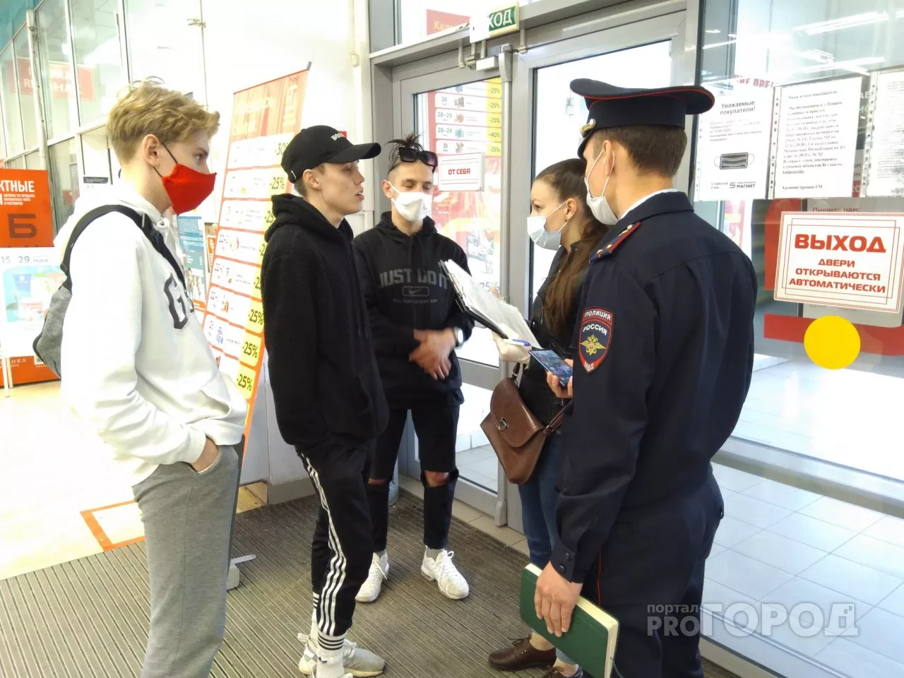 Фото к статье: Посетитель магазина хотел скрыться от проверяющих маски, но ему это не удалось
