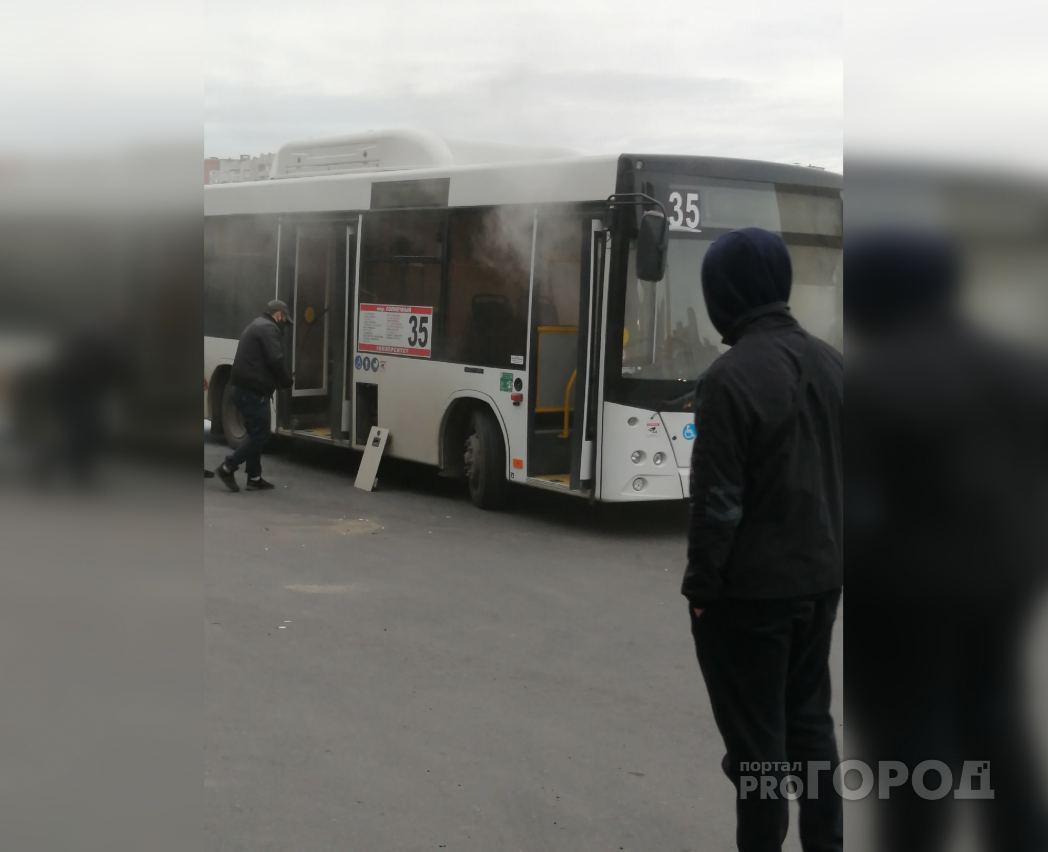 В Чебоксарах на остановке задымился автобус