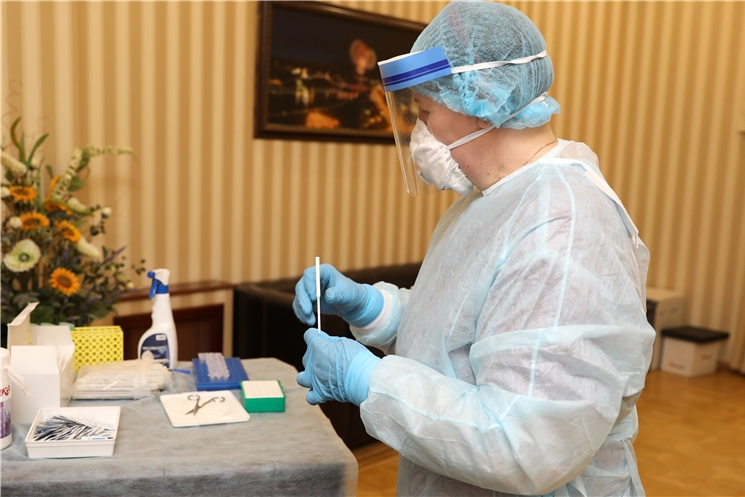 Чиновники из правительства проверились на коронавирус после заражения министра